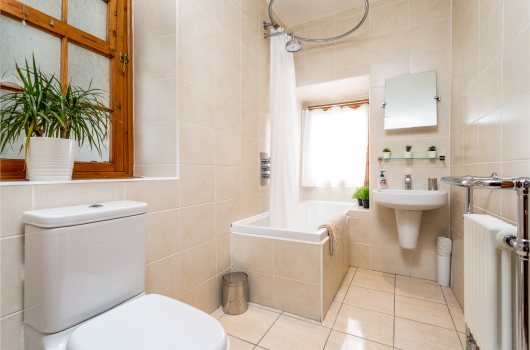 Bathroom, 166/3 High Street, Royal Mile, Edinburgh Bathroom