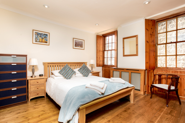 Double Bedroom, 166/3 High Street, Royal Mile, Edinburgh - self catering holiday apartment Double Bedroom