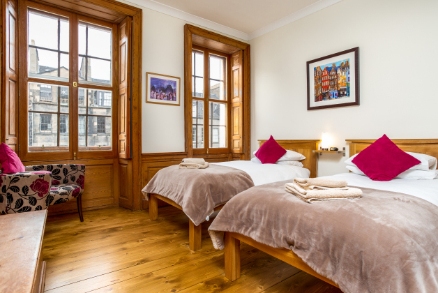 Twin Bedroom, 166/3 High Street, Royal Mile, Edinburgh - self catering holiday apartment TwinBedroom
