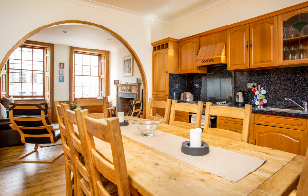 Kitchen, 166/3 High Street, Royal Mile, Edinburgh - self catering holiday apartment Kitchen