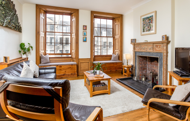 Lounge, 166/3 High Street, Royal Mile, Edinburgh - self catering holiday apartment Lounge