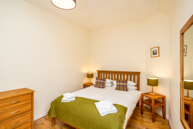 Double Bedroom, 8/3 Grassmarket, Royal Mile, Edinburgh - self catering holiday apartment Double Bedroom