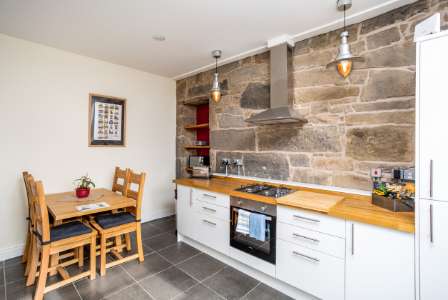 Kitchen, 8/3 Grassmarket, Royal Mile, Edinburgh - self catering holiday apartment Kitchen