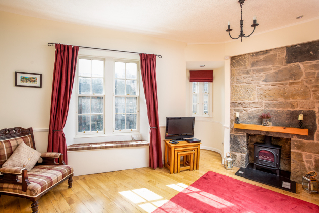 Sitting Room, 8/3 Grassmarket, Royal Mile, Edinburgh - self catering holiday apartment Sitting Room